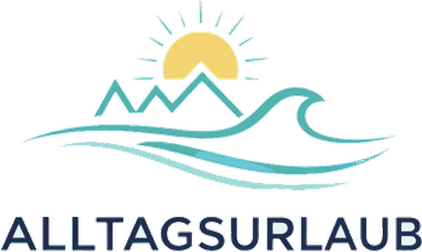 Alltagsurlaub – Logo mit Sonne, Bergen und Welle