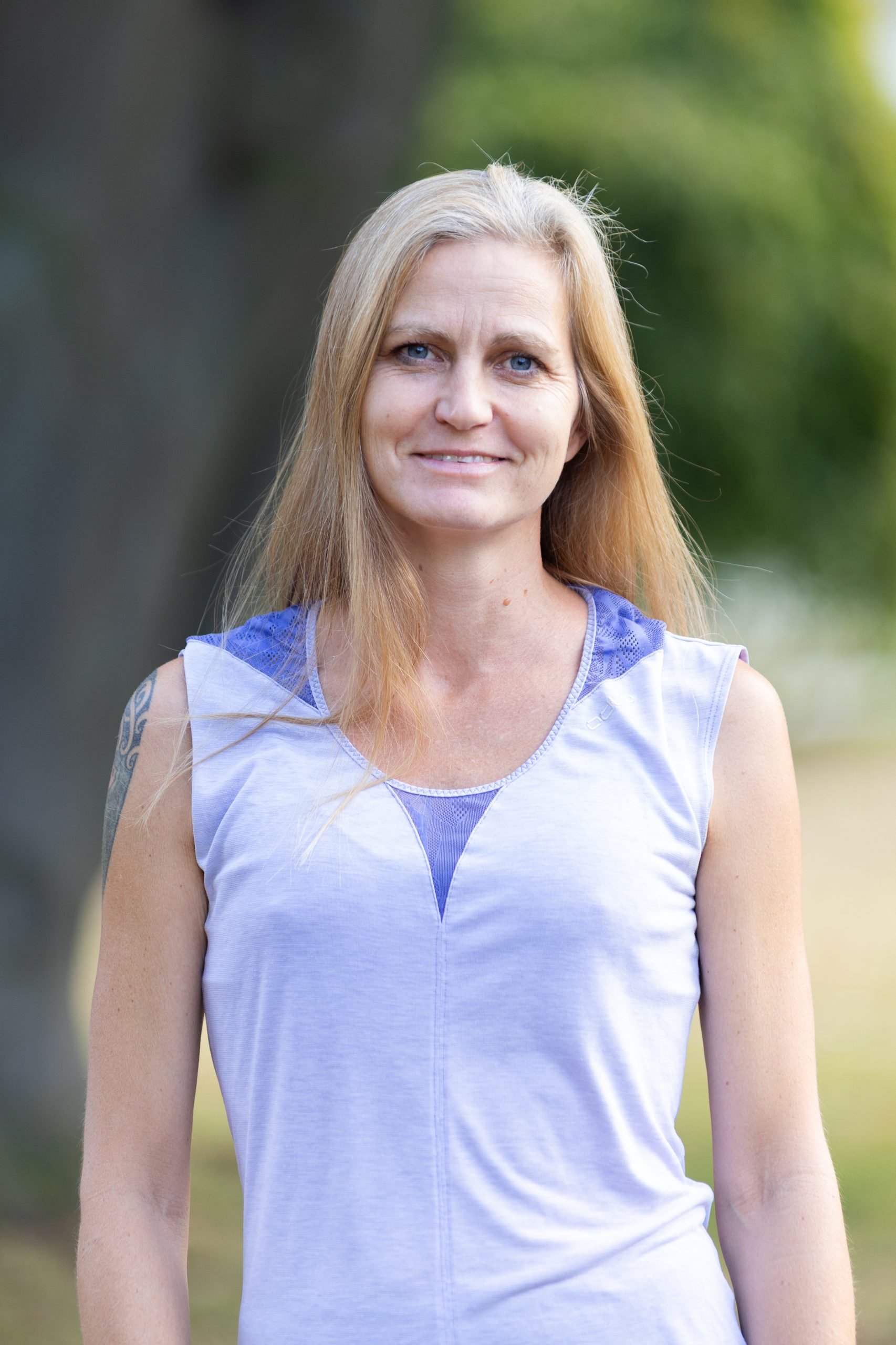 Freundlich schauende Yoga Lehrerin vor der Vita Classica